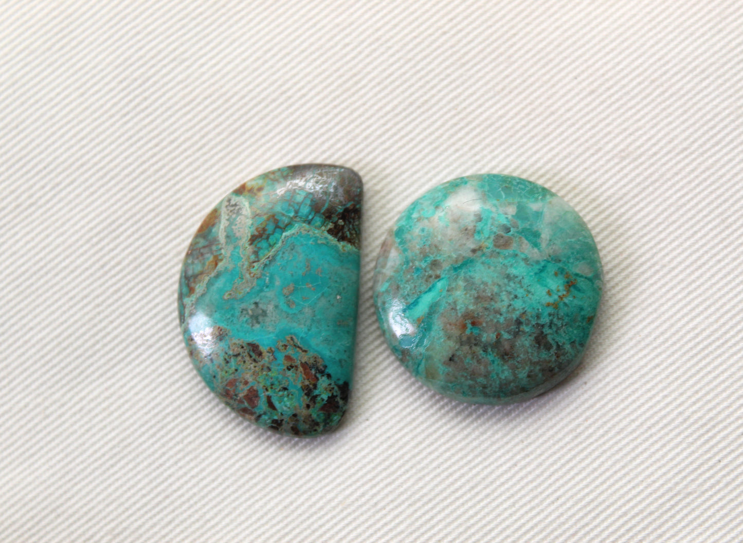 Deux Cabochons de forme libre Chrysocolle de qualité inférieure Pierre précieuse verte
