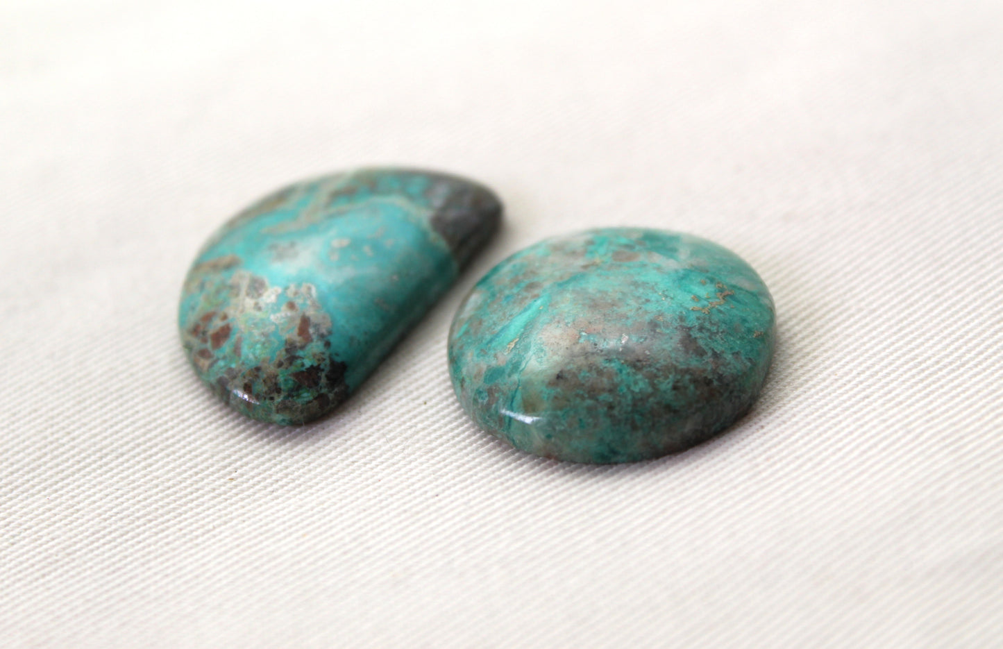 Deux Cabochons de forme libre Chrysocolle de qualité inférieure Pierre précieuse verte