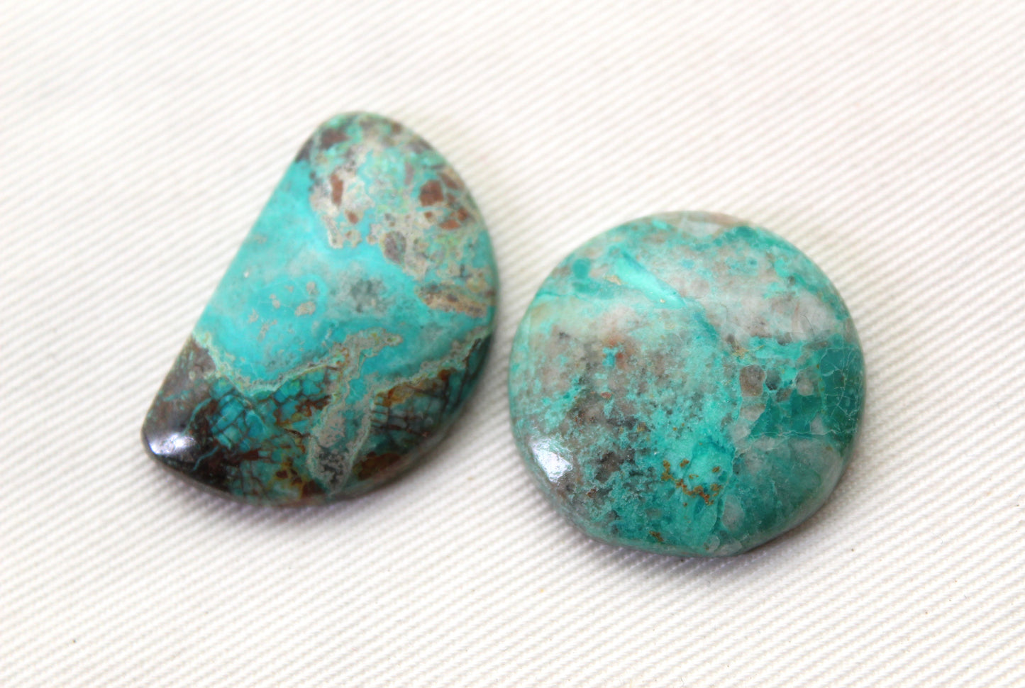 Deux Cabochons de forme libre Chrysocolle de qualité inférieure Pierre précieuse verte