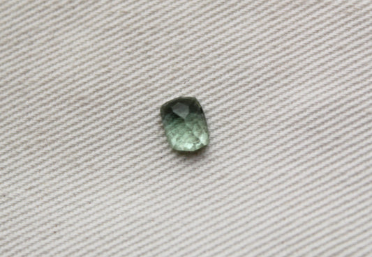 Tourmaline noire Cabochon pierre naturelle brute dessus rugueux