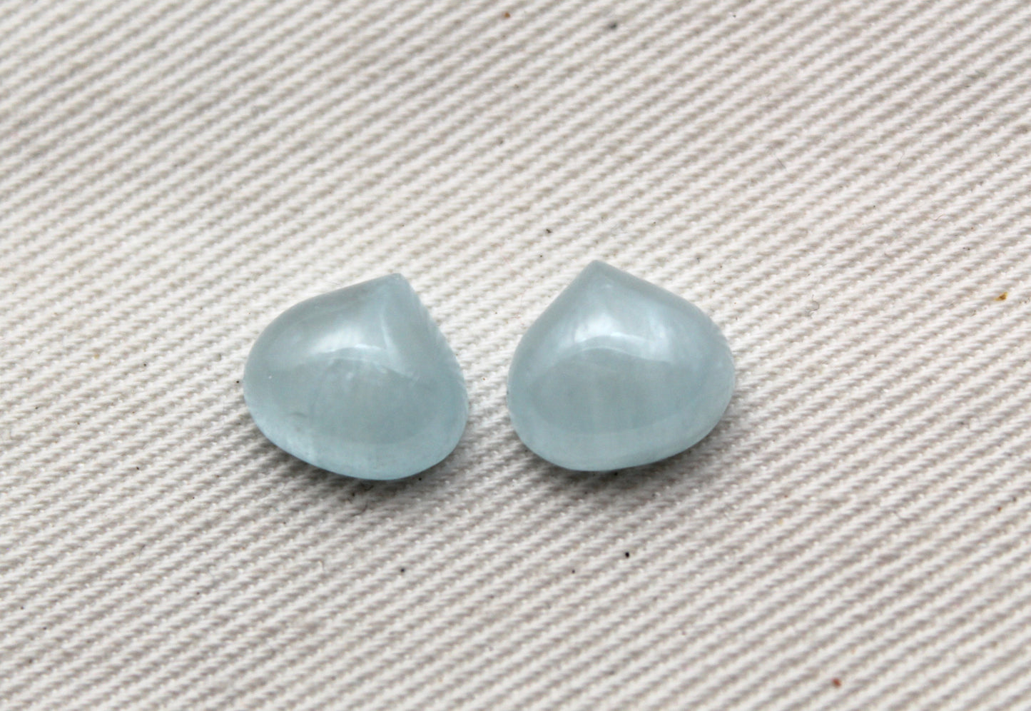 DEUX pierres précieuses naturelles cabochon aigue-marine de forme libre