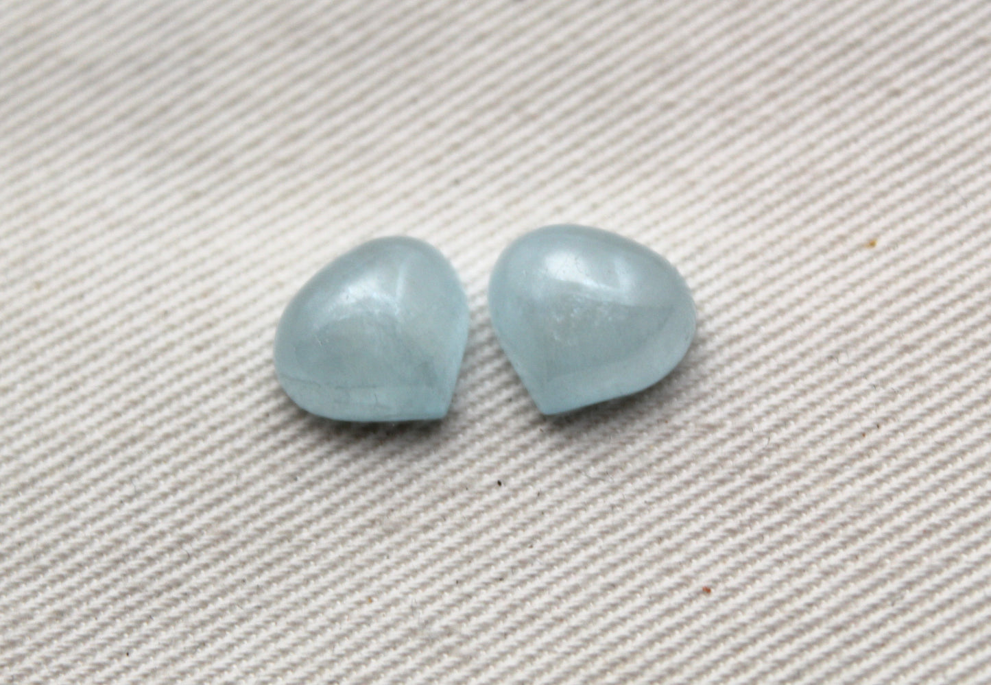 DEUX pierres précieuses naturelles cabochon aigue-marine de forme libre