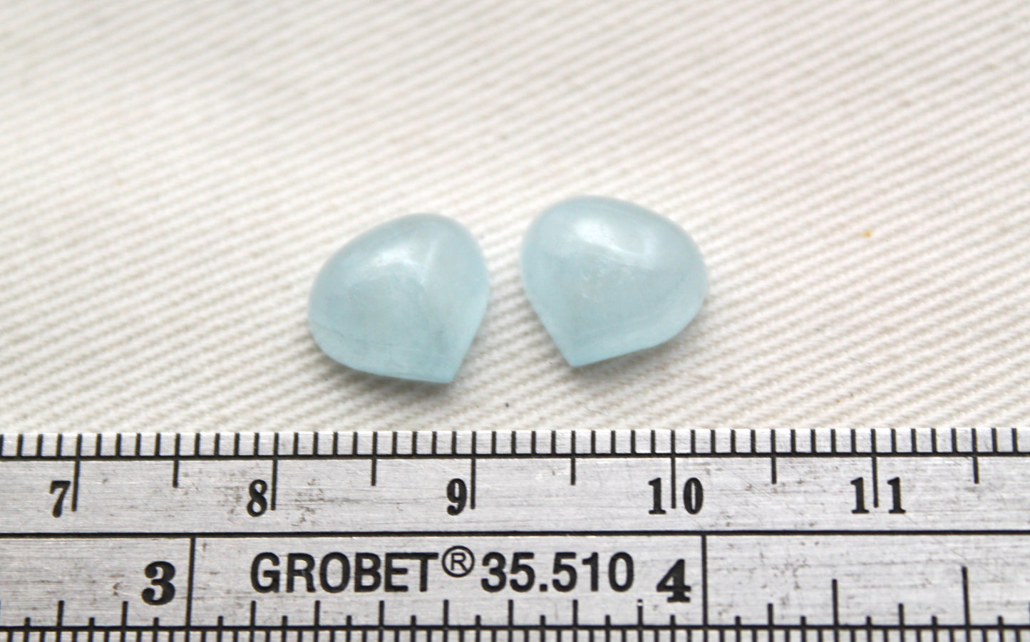 DEUX pierres précieuses naturelles cabochon aigue-marine de forme libre