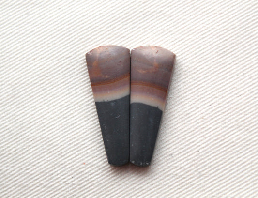 Belle paire assortie de cabochons en jaspe polychrome indonésien en forme de larme