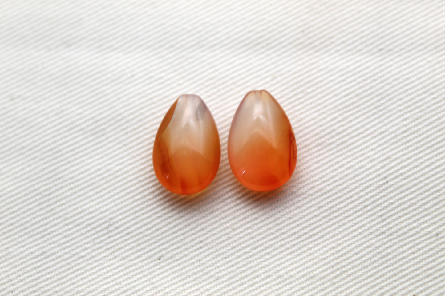 <tc>DEUX cornalines pierres facettées gouttes inversées  6 x 15 mm</tc>