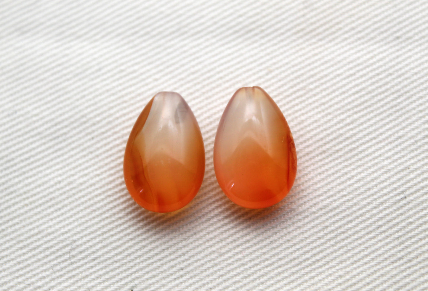 <tc>DEUX cornalines pierres facettées gouttes inversées  6 x 15 mm</tc>