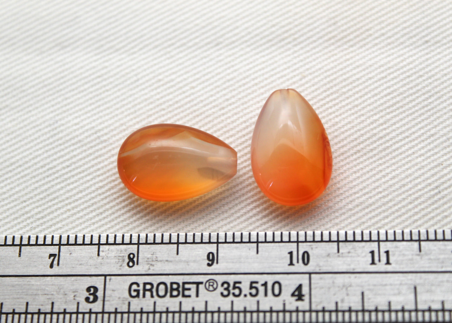 <tc>DEUX cornalines pierres facettées gouttes inversées  6 x 15 mm</tc>