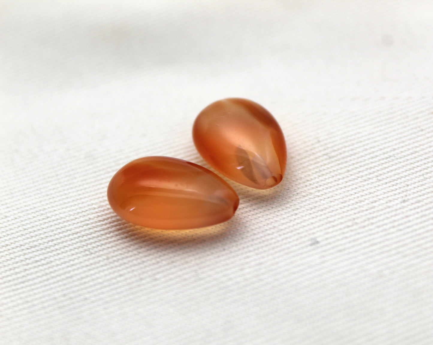 <tc>DEUX cornalines pierres facettées gouttes inversées  6 x 15 mm</tc>