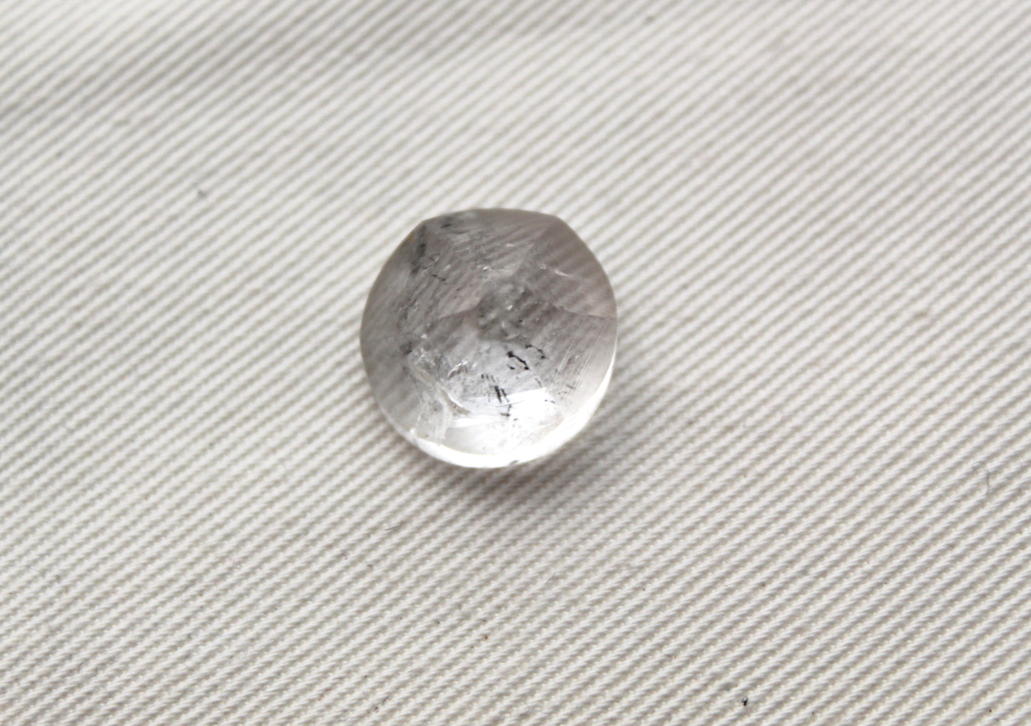 Un cabochon rond en cristal de quartz Herkimer Gemstone 12MM