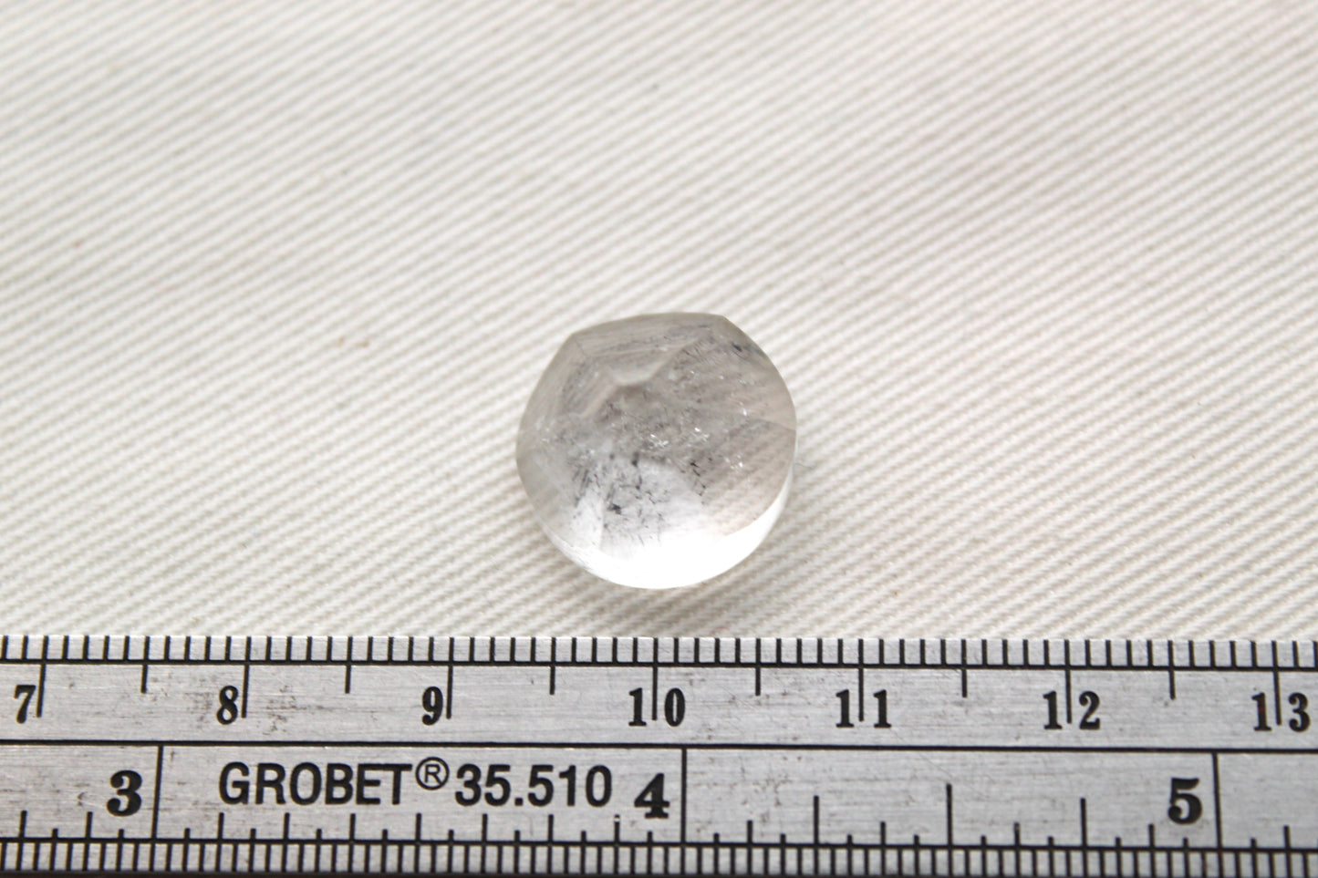 Un cabochon rond en cristal de quartz Herkimer Gemstone 12MM