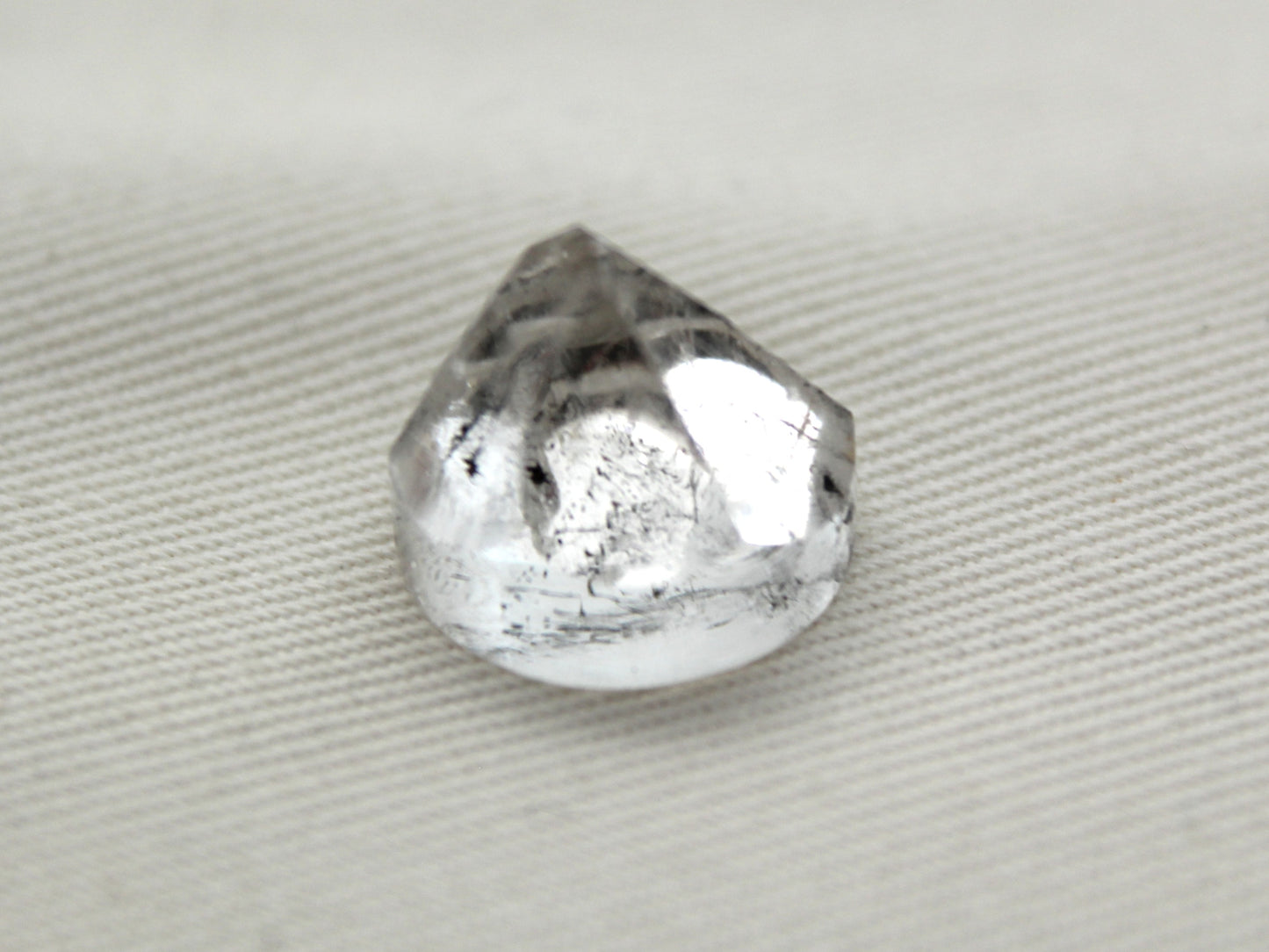 Un cabochon rond en cristal de quartz Herkimer Gemstone 12MM