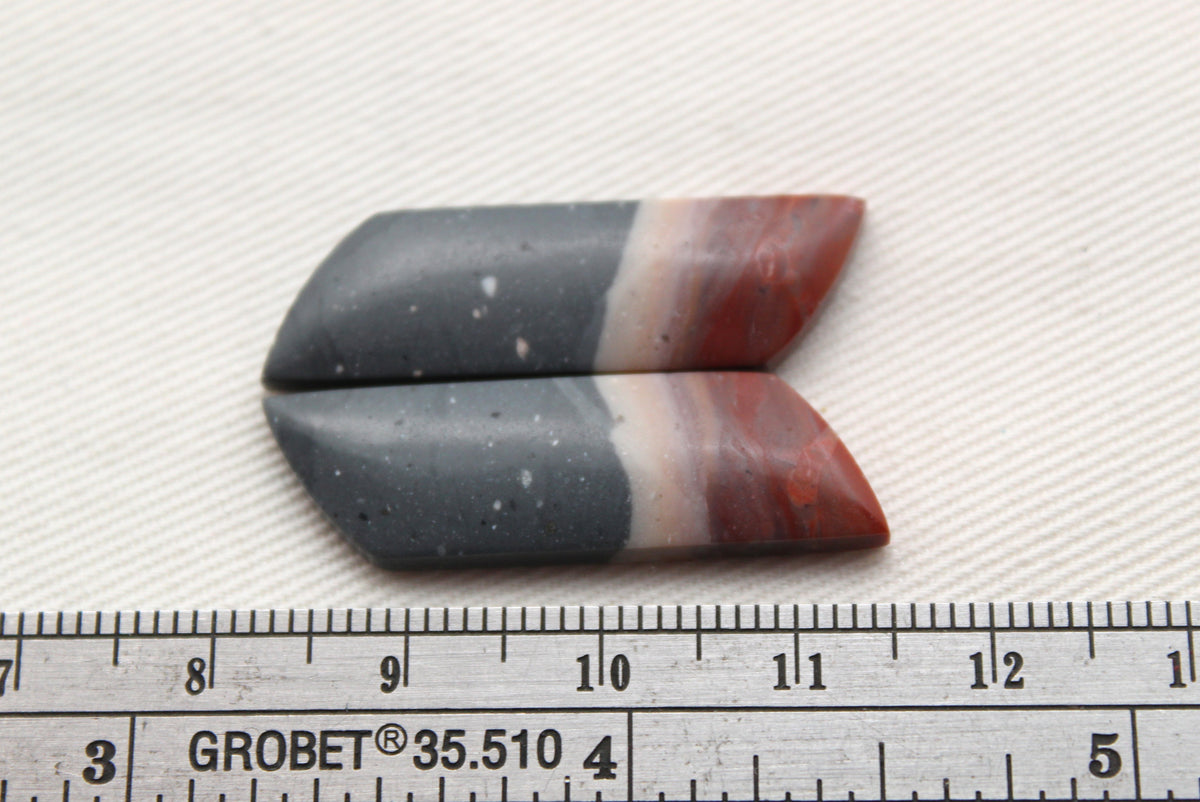 Belle paire assortie de cabochons en jaspe polychrome indonésien en forme de larme