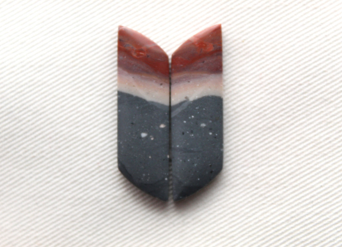 Belle paire assortie de cabochons en jaspe polychrome indonésien en forme de larme