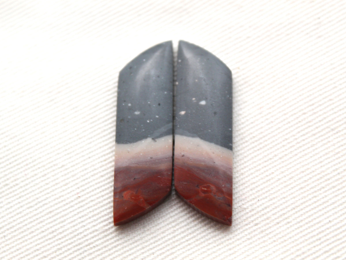 Belle paire assortie de cabochons en jaspe polychrome indonésien en forme de larme