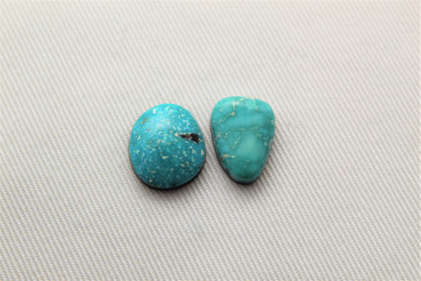 Kingman Turquoise lot Deux cabochons Pierres précieuses