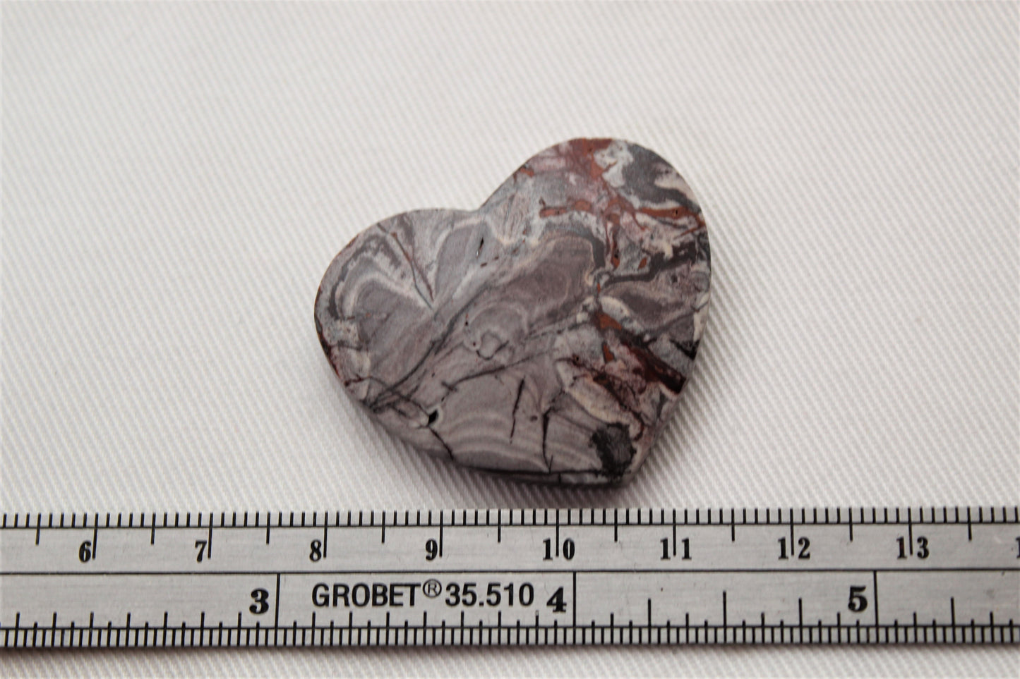 Pierre gemme de cabochon de coeur de rhyolite violet clair