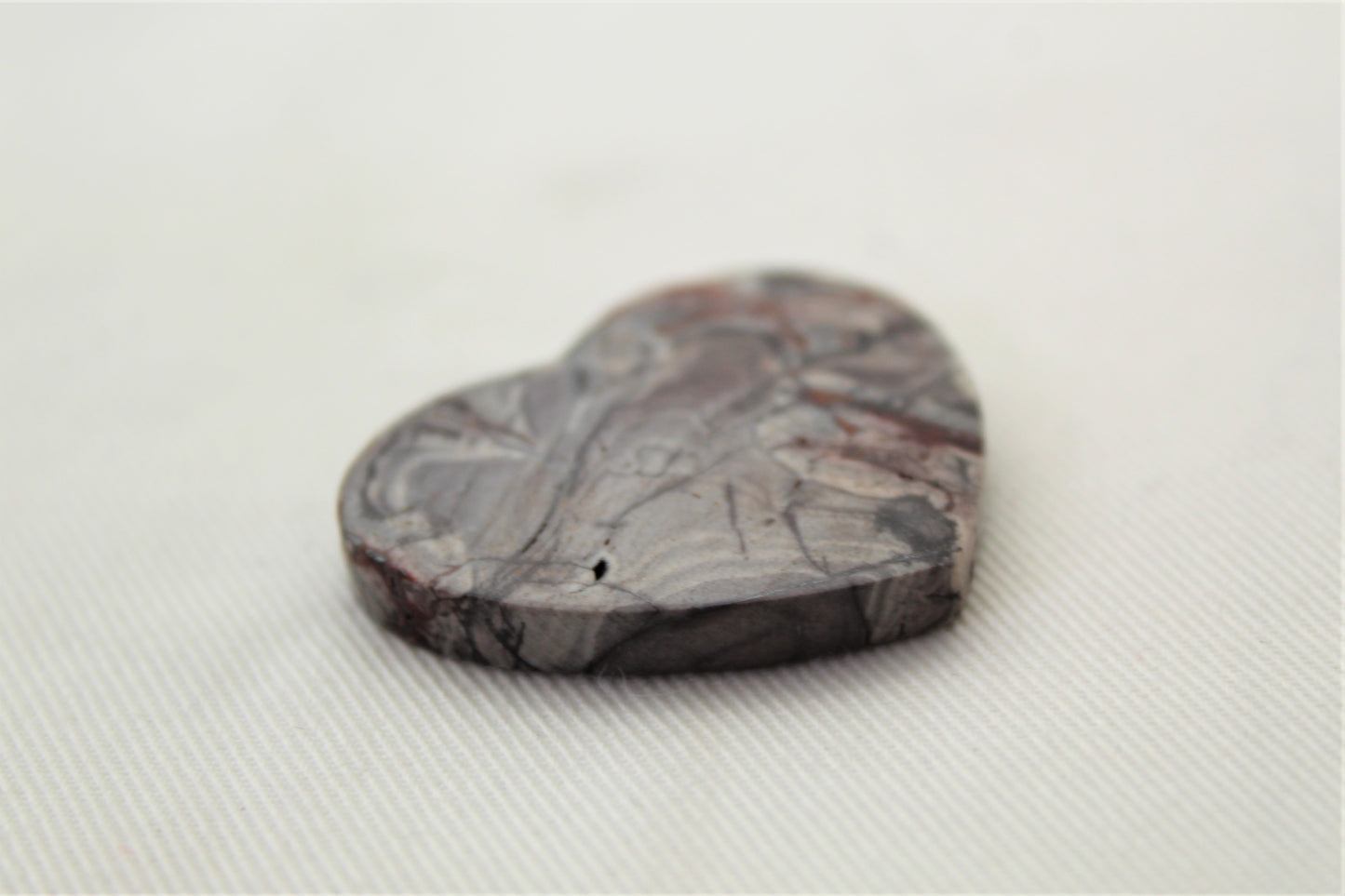 Pierre gemme de cabochon de coeur de rhyolite violet clair