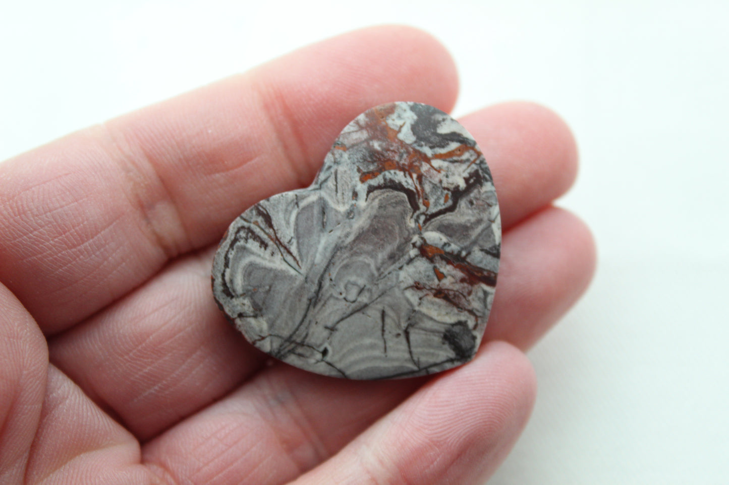 Pierre gemme de cabochon de coeur de rhyolite violet clair