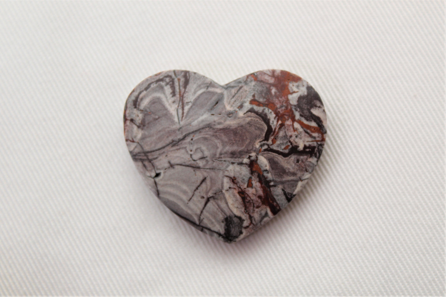 Pierre gemme de cabochon de coeur de rhyolite violet clair