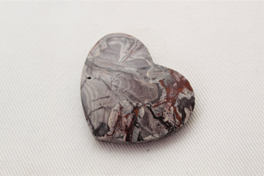 Pierre gemme de cabochon de coeur de rhyolite violet clair