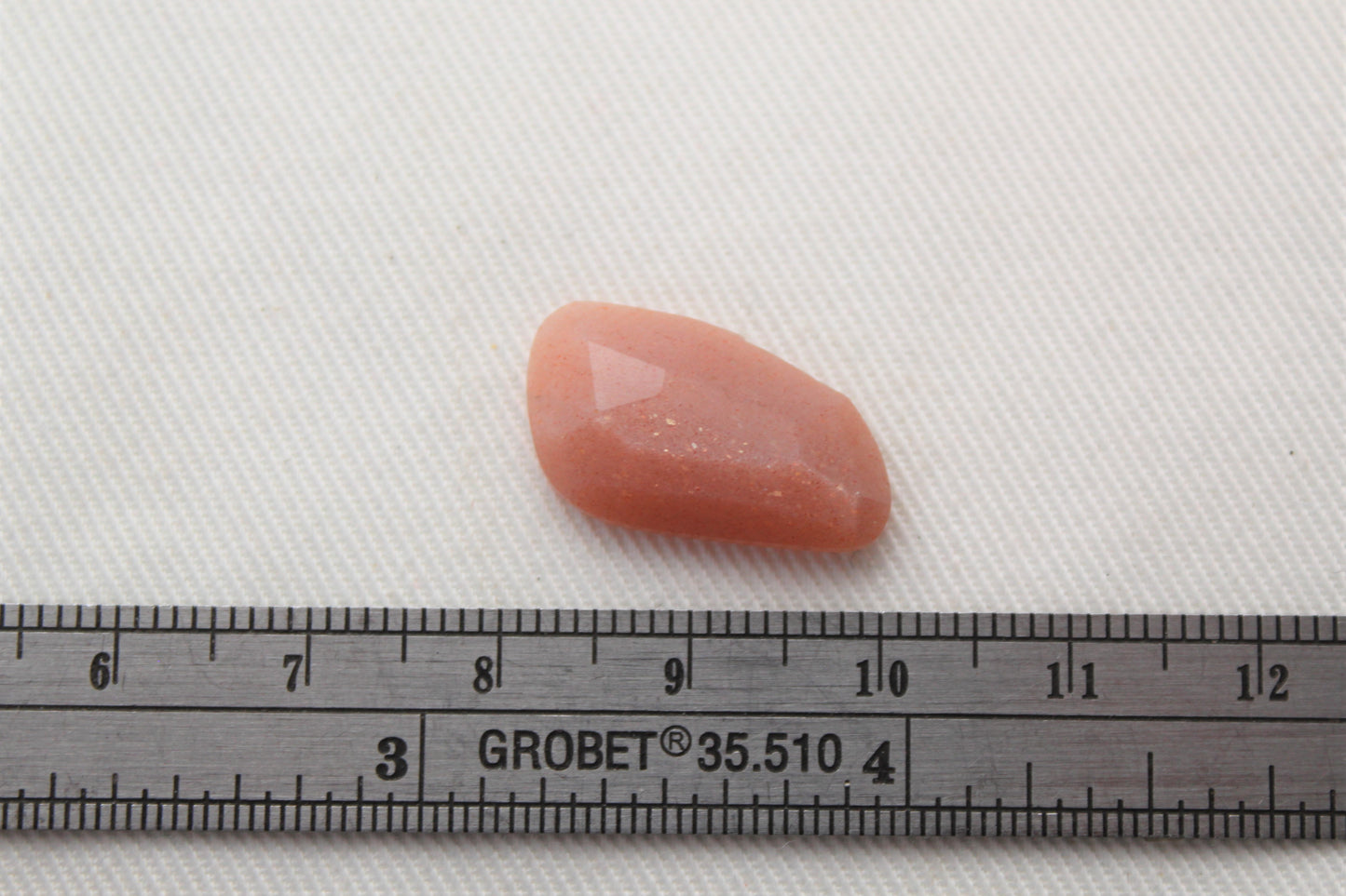 Cabochon de forme libre en pierre de lune pêche taillée en rose