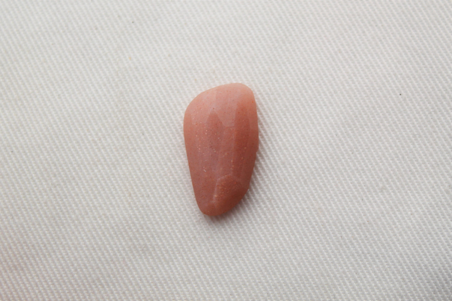 Cabochon de forme libre en pierre de lune pêche taillée en rose