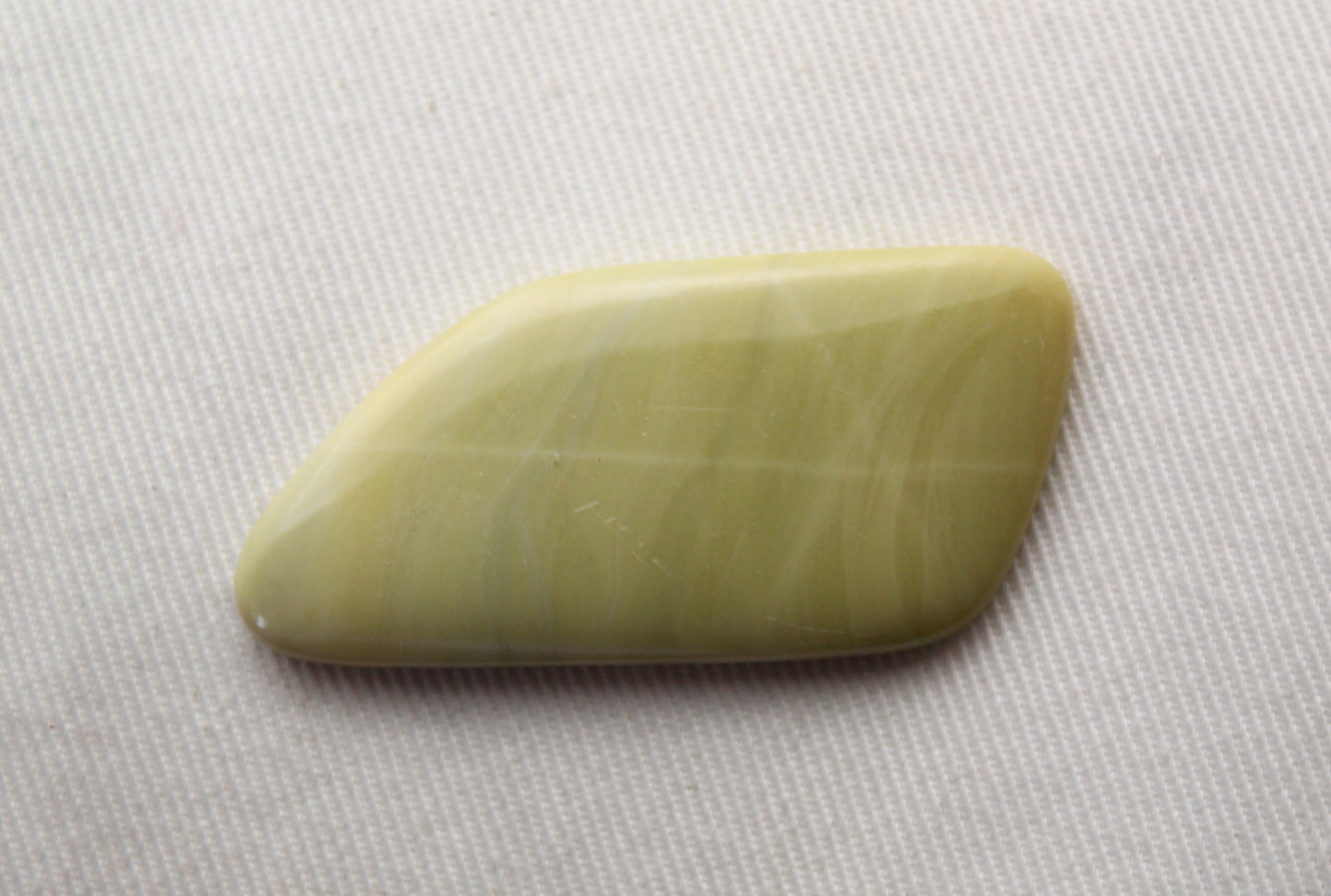 Grand cabochon de jaspe citronné