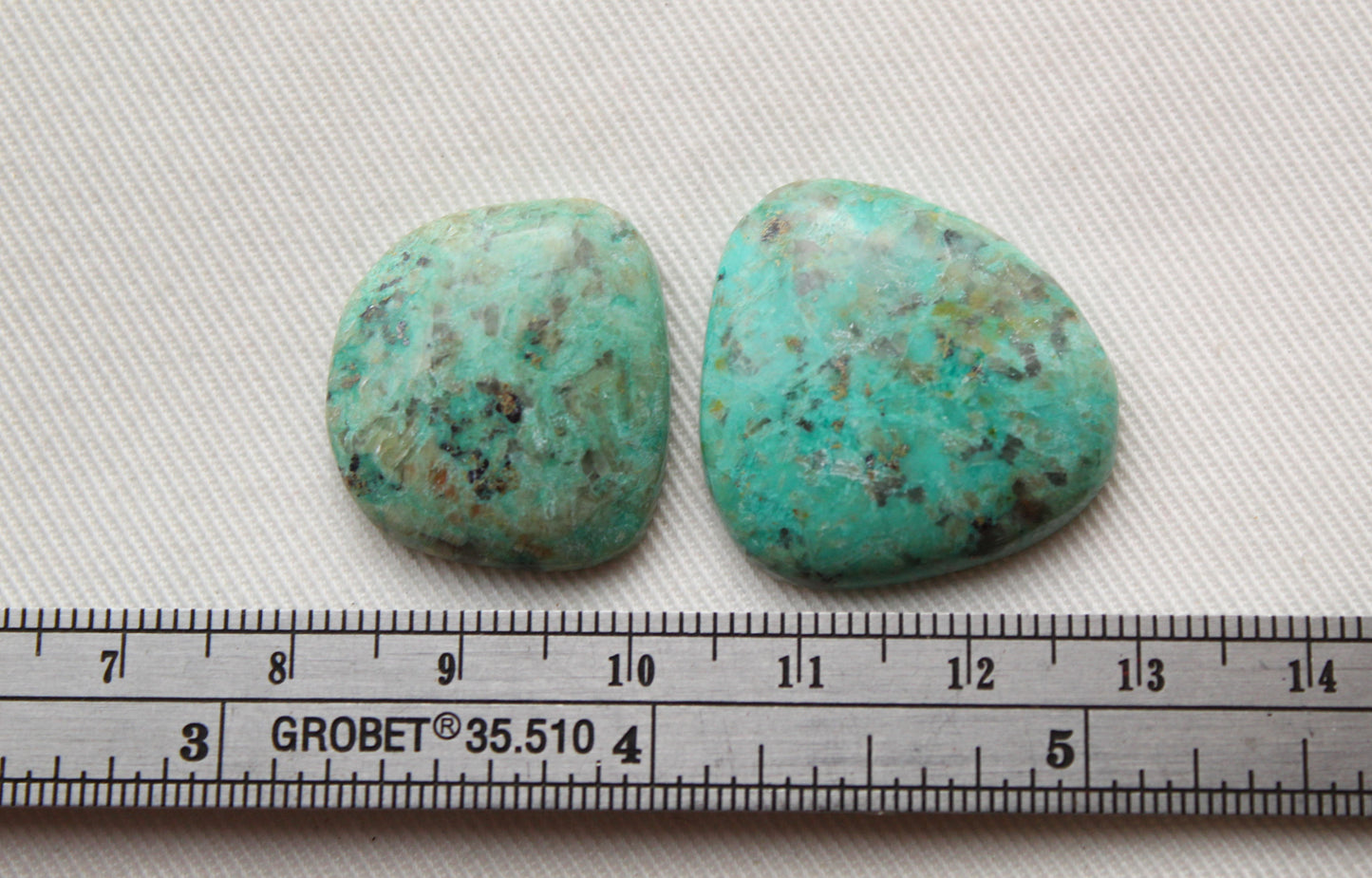 Deux Cabochons de forme libre Chrysocolle de qualité inférieure Pierre précieuse verte