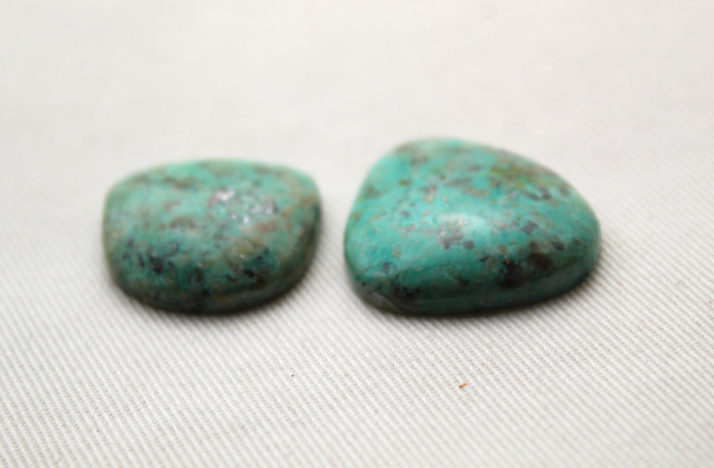 Deux Cabochons de forme libre Chrysocolle de qualité inférieure Pierre précieuse verte