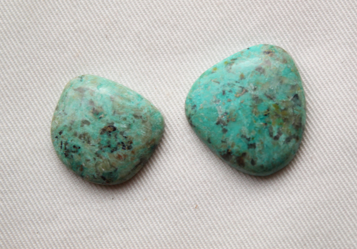 Deux Cabochons de forme libre Chrysocolle de qualité inférieure Pierre précieuse verte