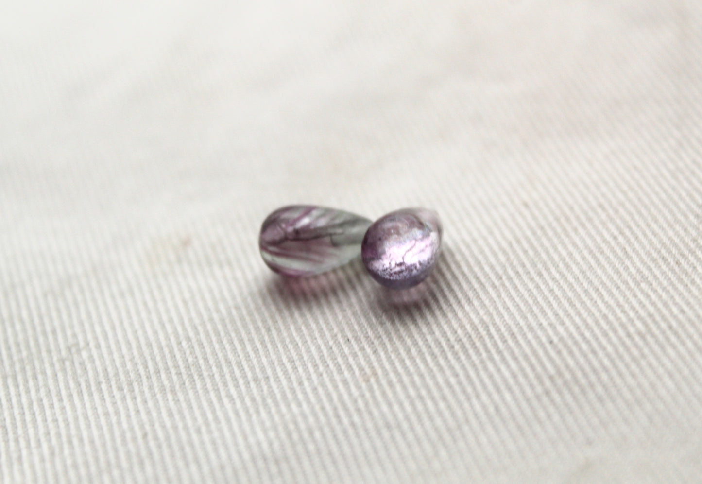 Lot de DEUX Cabochons en Fluorite poire 8x12 MM