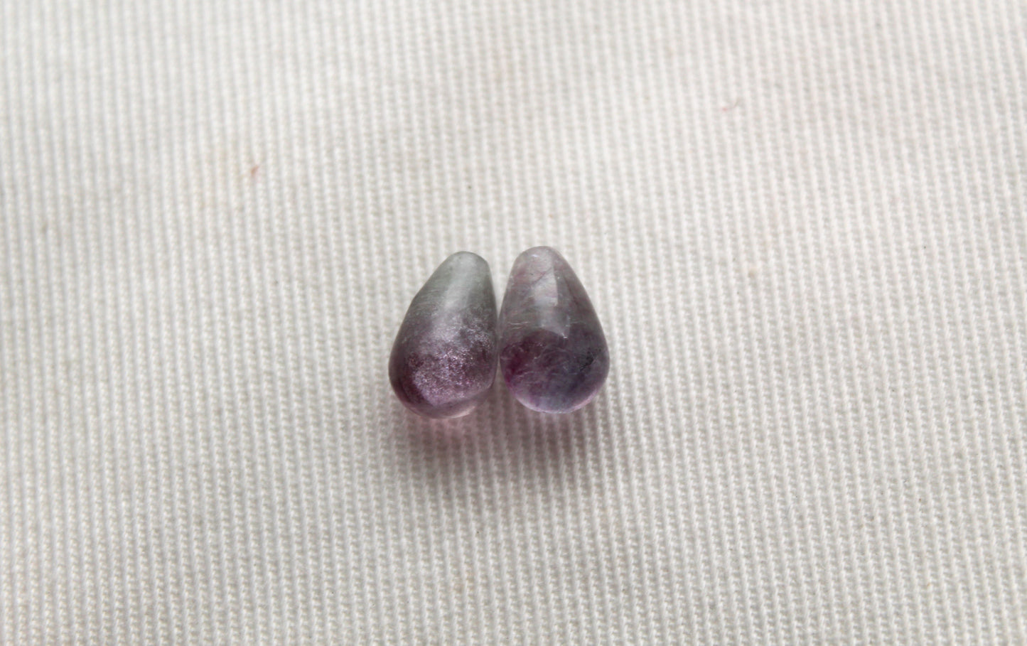 Lot de DEUX Cabochons en Fluorite poire 8x12 MM