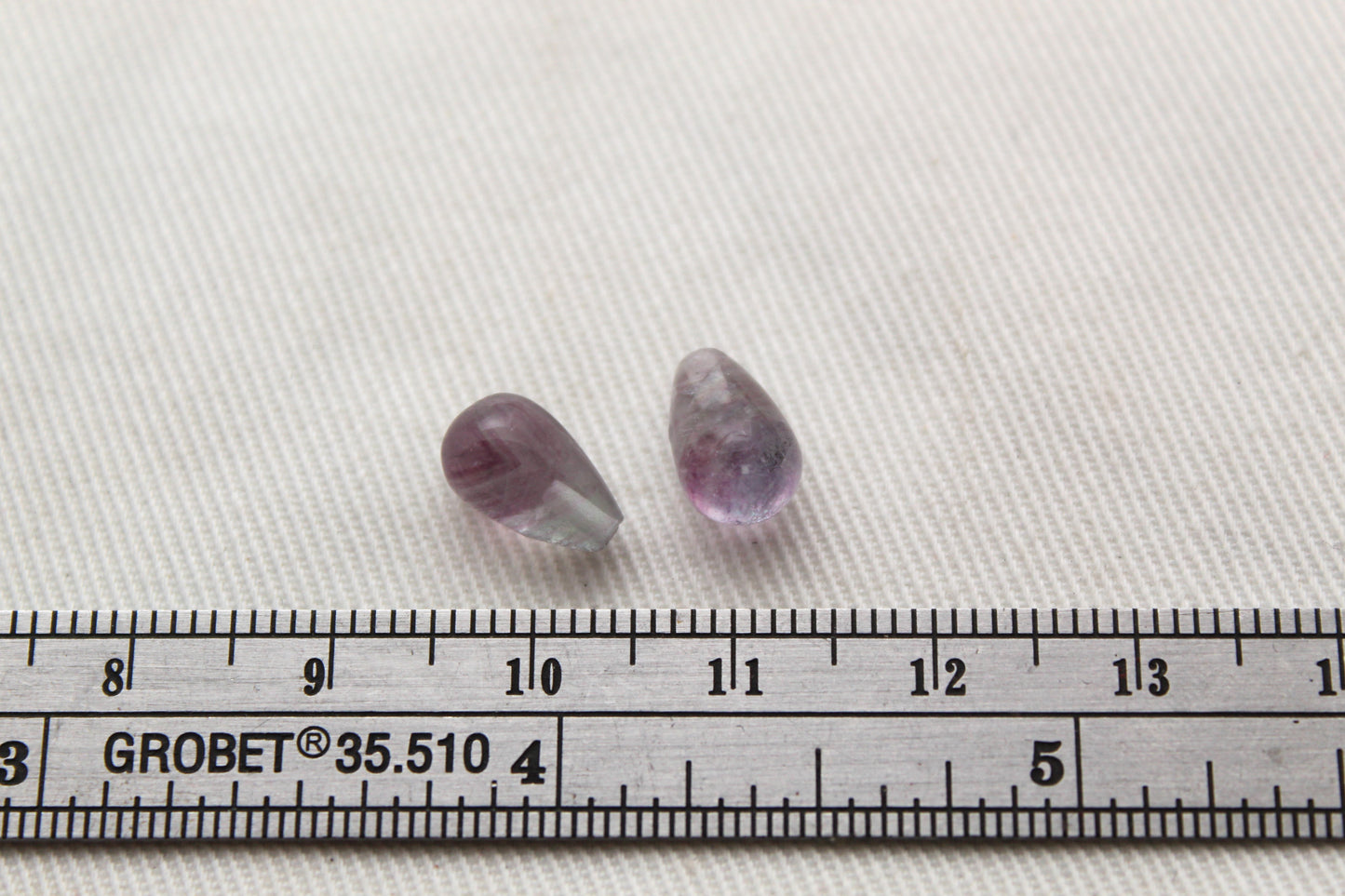 Lot de DEUX Cabochons en Fluorite poire 8x12 MM