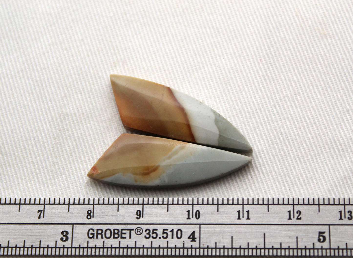 Petite paire assortie de Cabochons en Jaspe polychrome vert