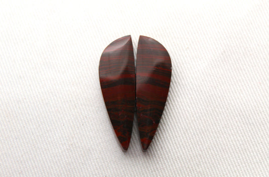 Paire de cabochons en jaspe rouge riche marquise