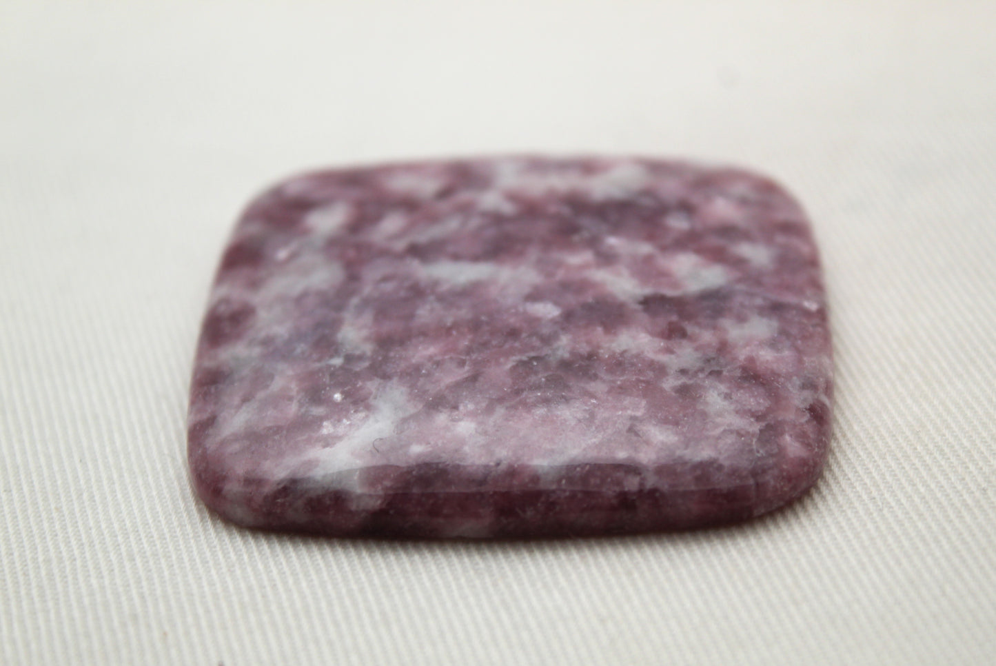 Grand cabochon de lépidolite pierre gemme rose de forme libre