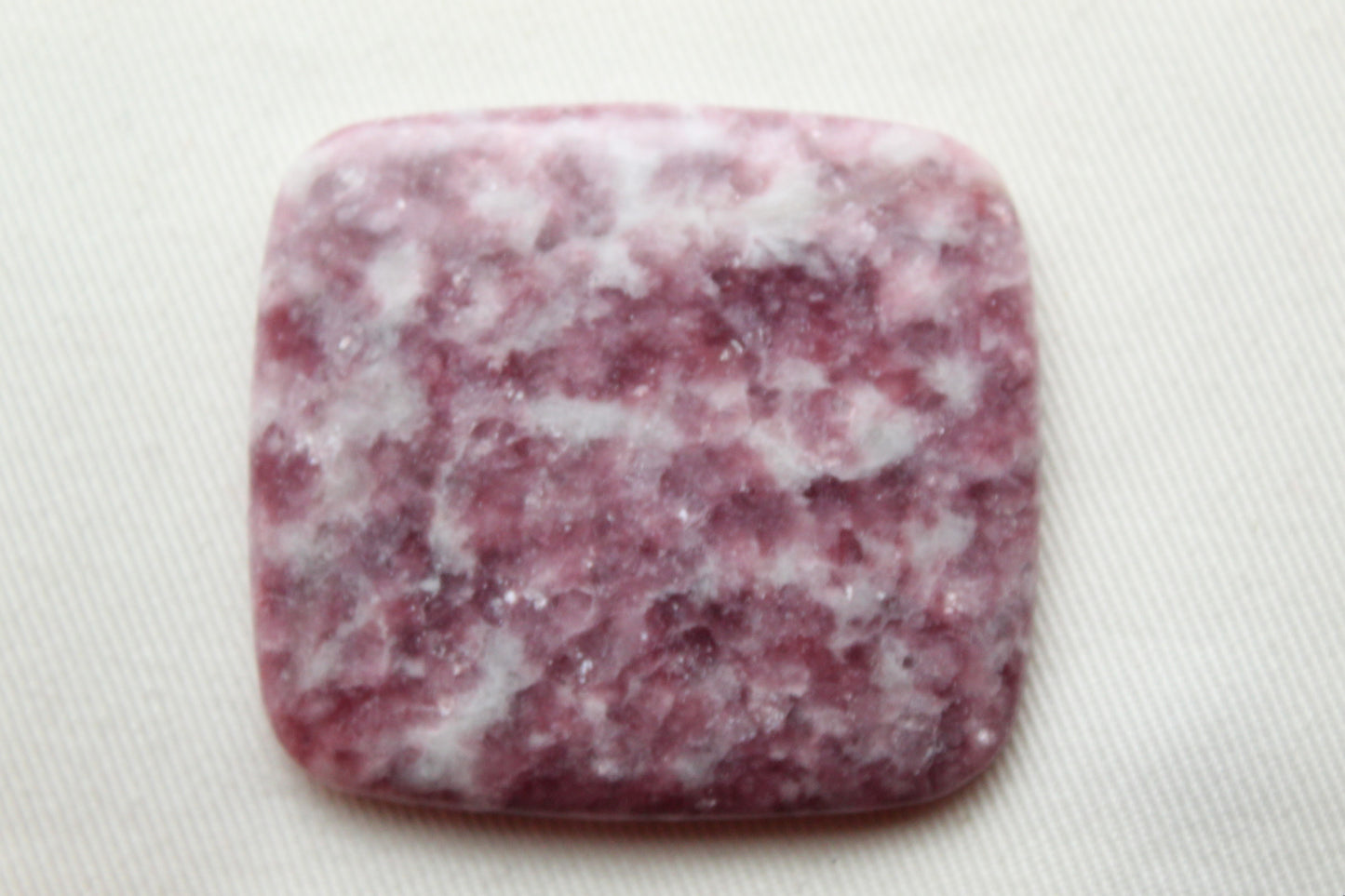 Grand cabochon de lépidolite pierre gemme rose de forme libre