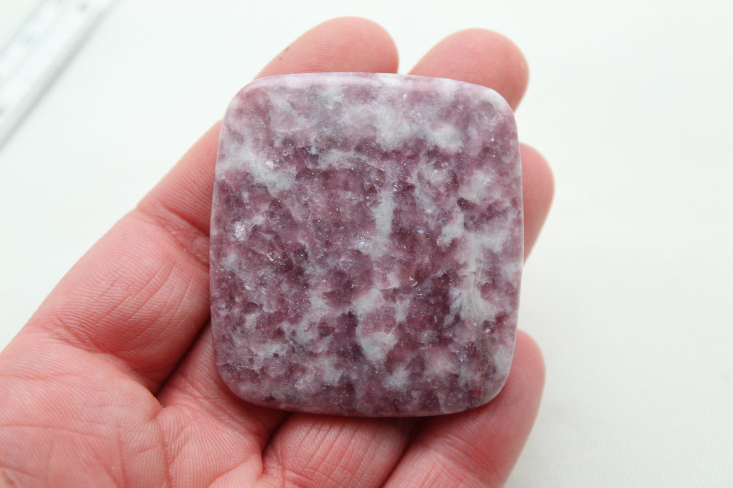 Grand cabochon de lépidolite pierre gemme rose de forme libre