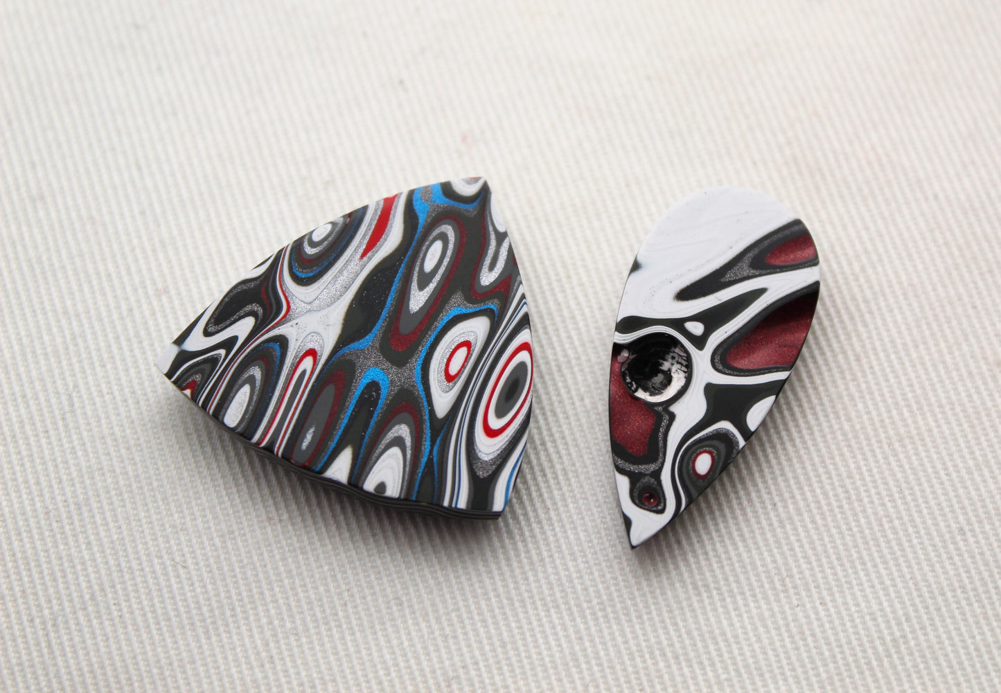 Fordite Cabochon triangle Paire blanc rose noir