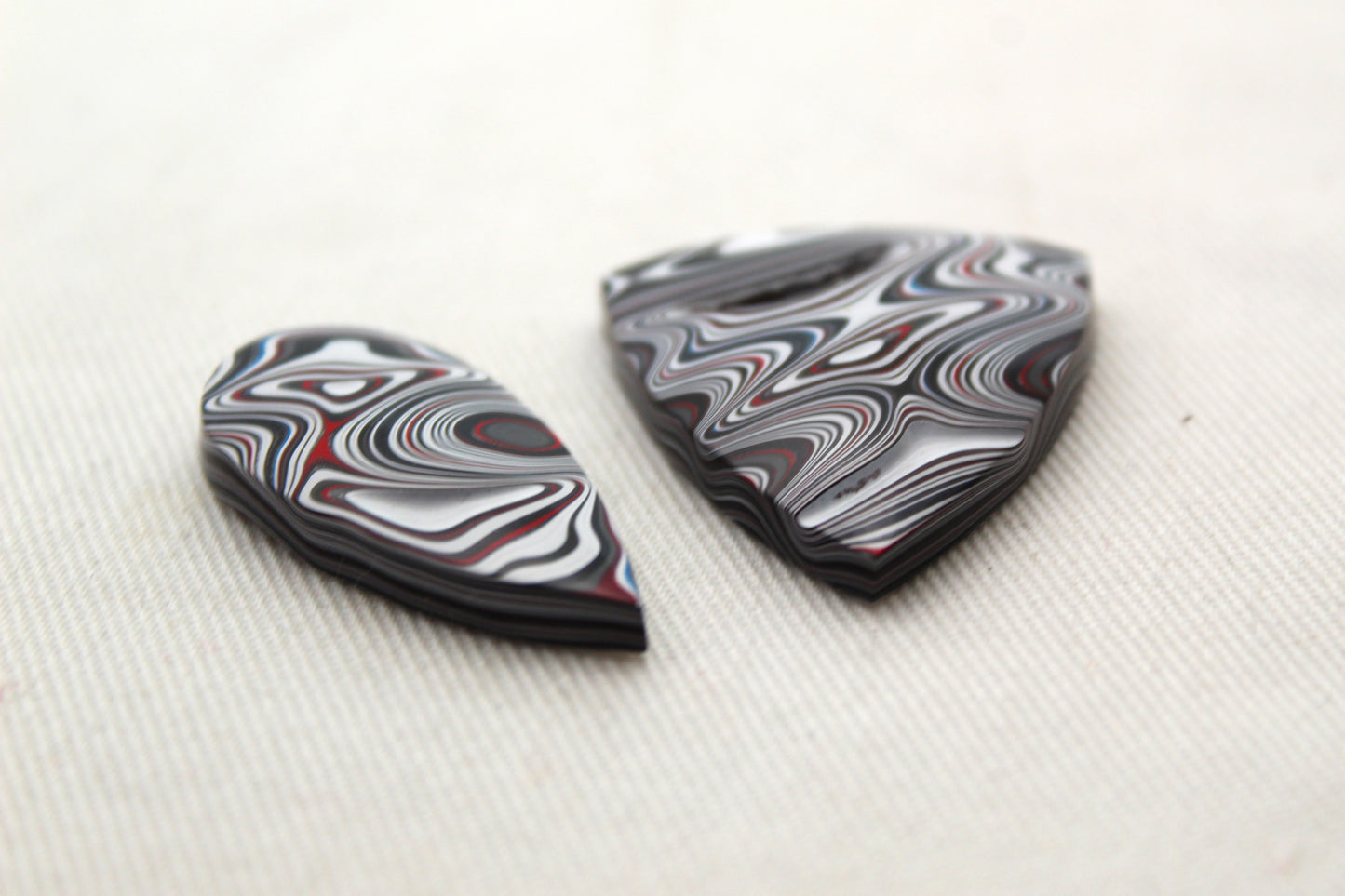 Fordite Cabochon triangle Paire blanc rose noir