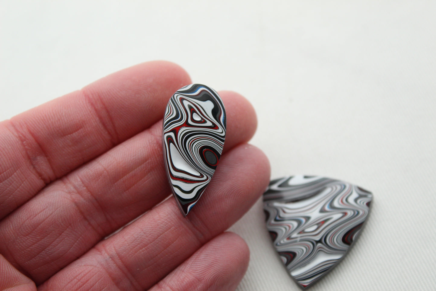 Fordite Cabochon triangle Paire blanc rose noir