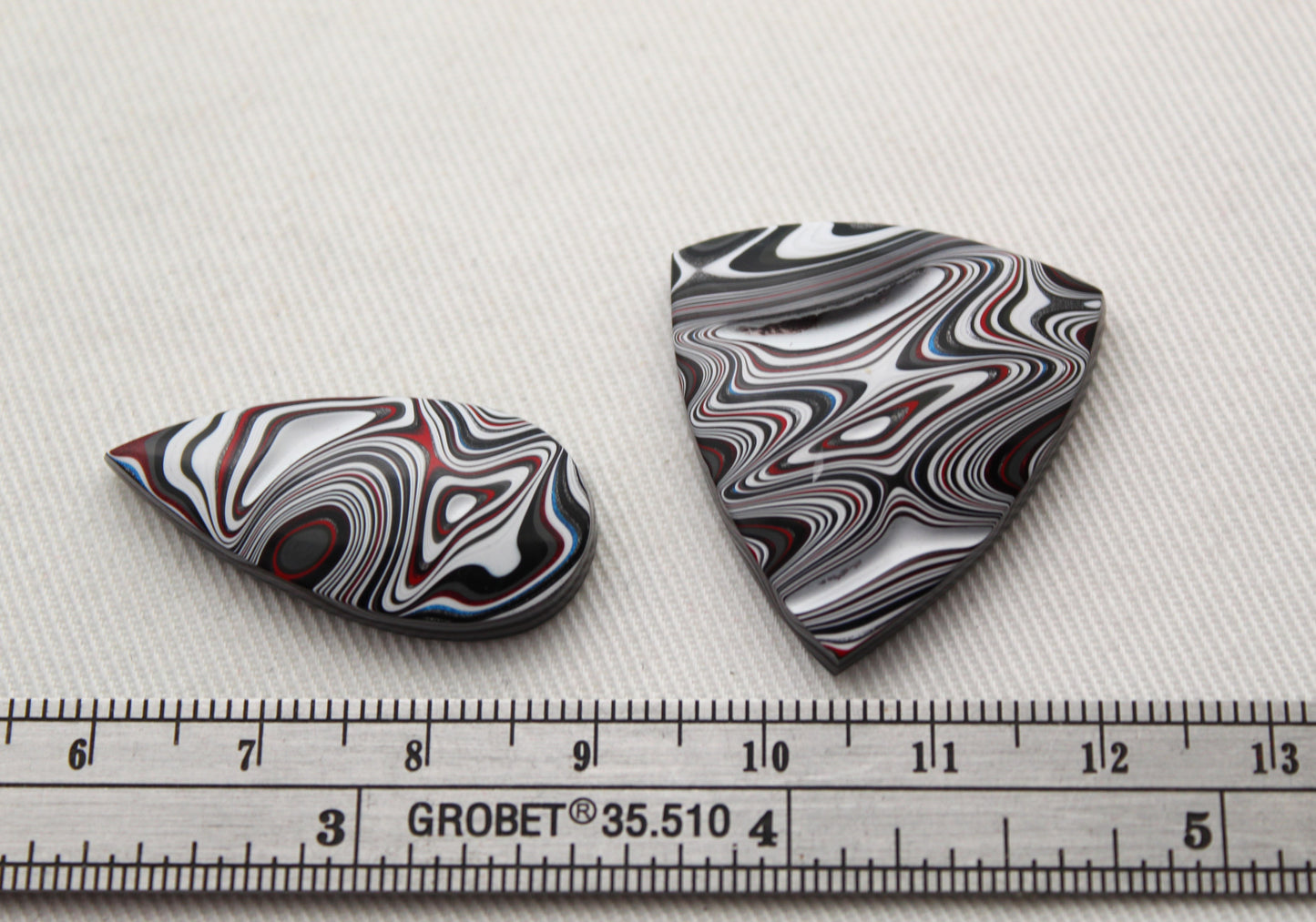 Fordite Cabochon triangle Paire blanc rose noir