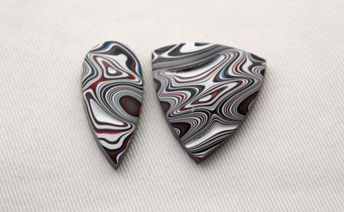 Fordite Cabochon triangle Paire blanc rose noir