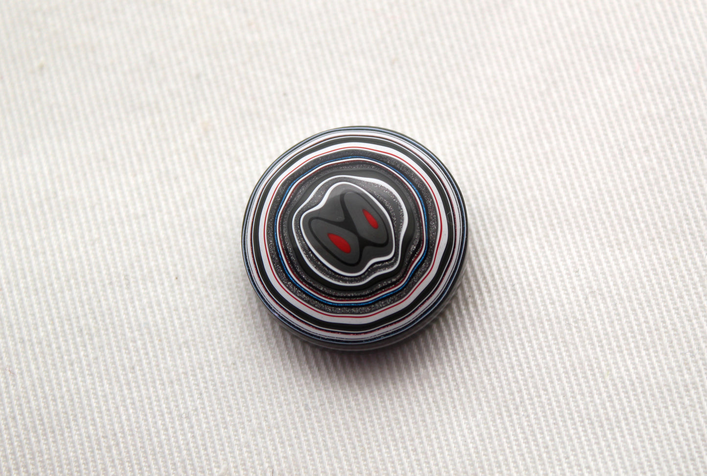 Fordite Cabochon round red black white 22MM