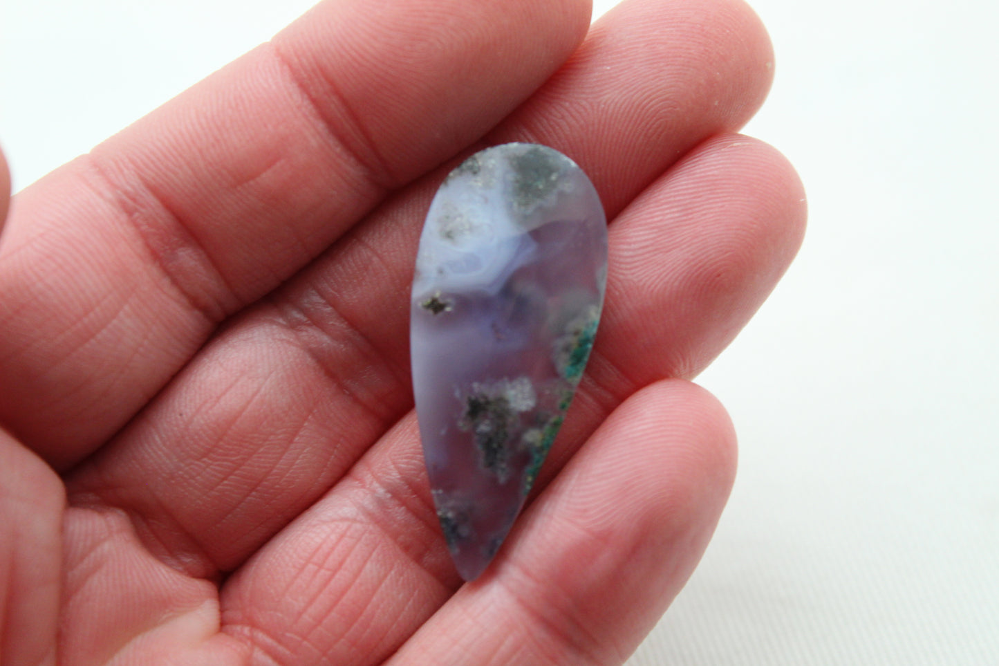 Cabochon ovale en agate mousse violette