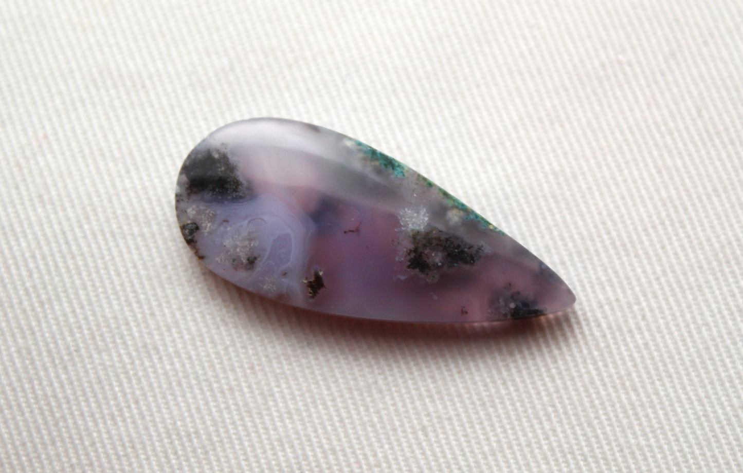 Cabochon ovale en agate mousse violette