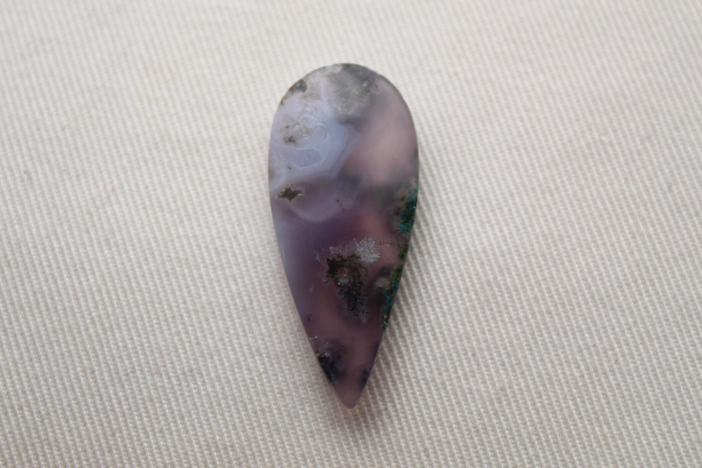 Cabochon ovale en agate mousse violette