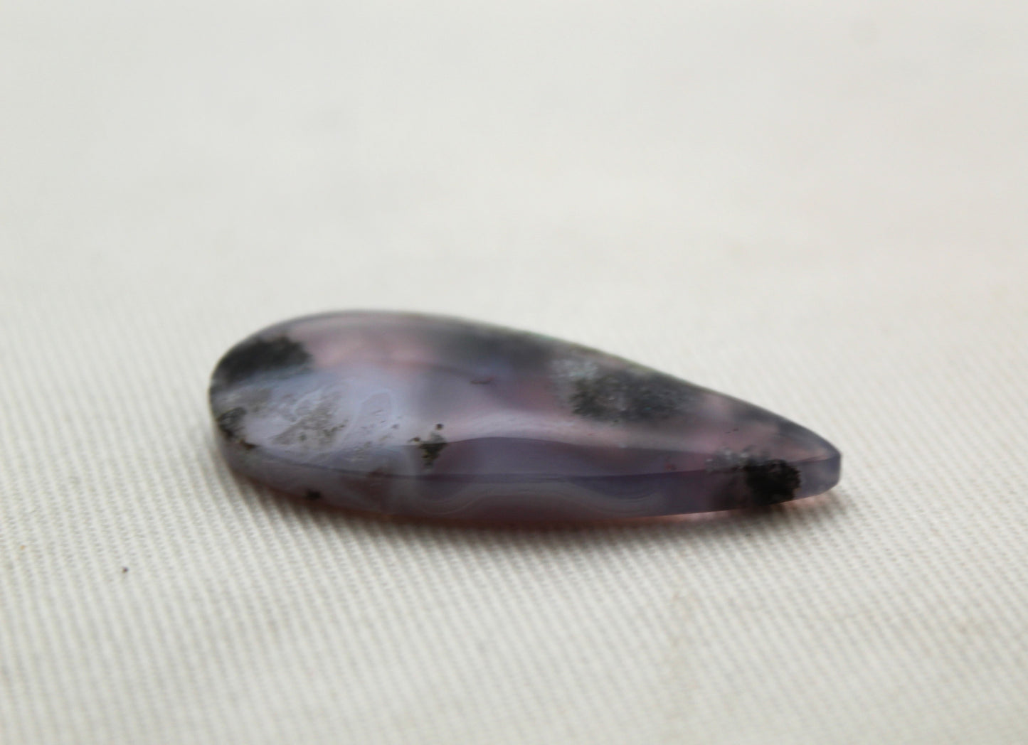 Cabochon ovale en agate mousse violette