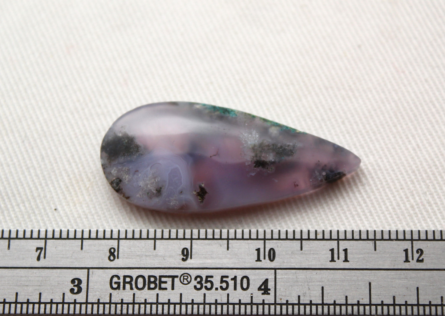 Cabochon ovale en agate mousse violette