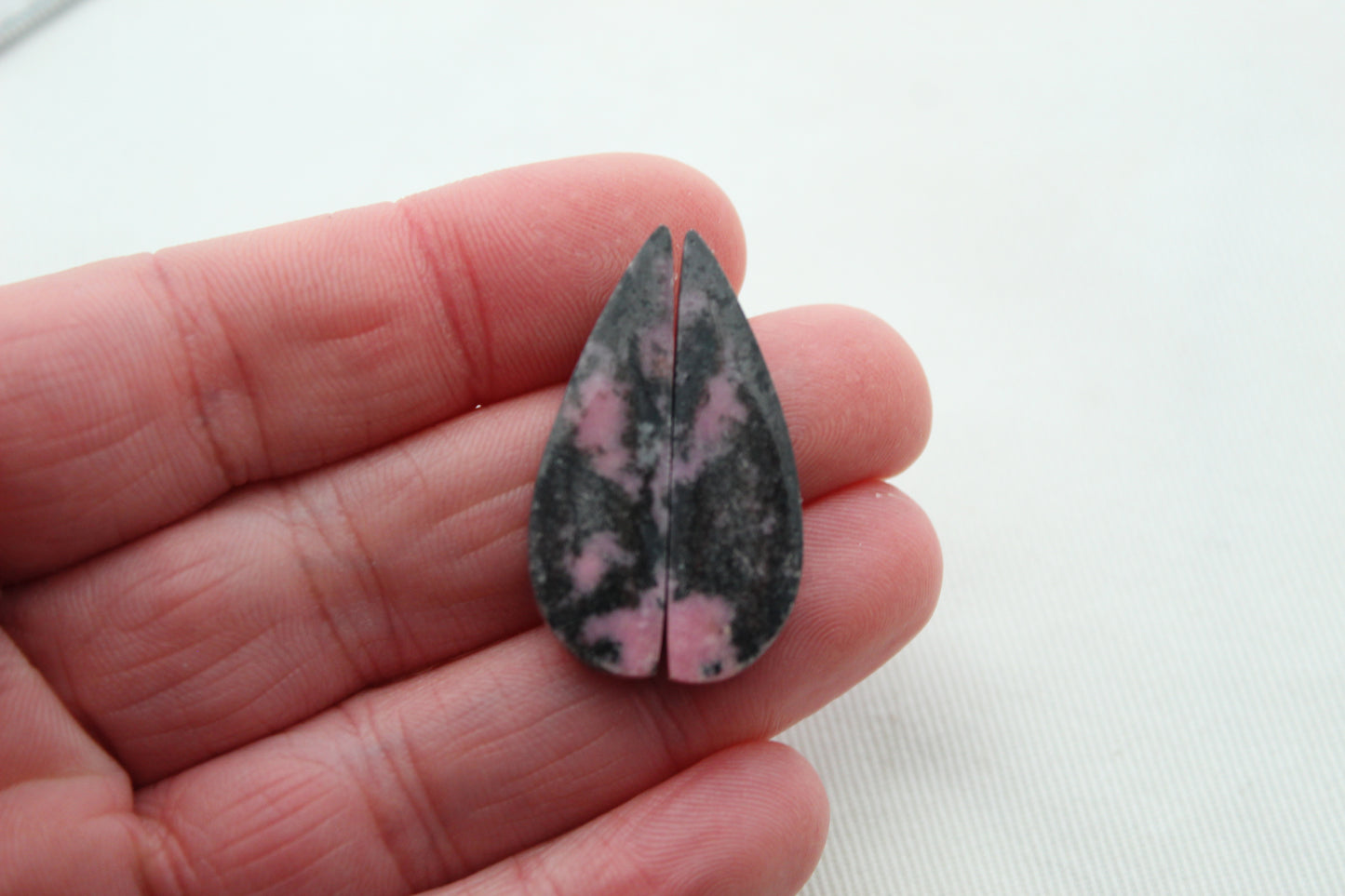 Paire de Cabochons triangle Rhodonite Gemstone rose noir